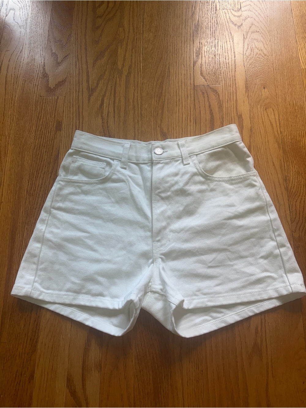 Lisa Says Gah White Denim Shorts with Tulip Pocket Appliqués - Picture 2 of 4